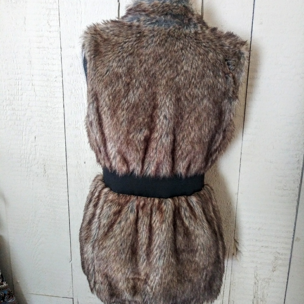 BNWT Faux Fur Edgy Stylish vest - Picture 5 of 8